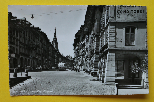 Ansichtskarte AK Bern / Gerechtigkeitsgasse / 1957 / Bäckerei Conditorei – Straßenbahnbus – Autos
